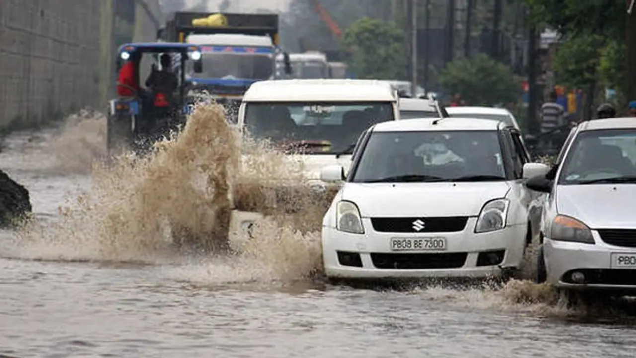 വാഹനത്തിൽ വെള്ളം കയറിയാൽ ചെയ്യേണ്ടതും ചെയ്യരുതാത്തതുമായ കാര്യങ്ങള്‍!