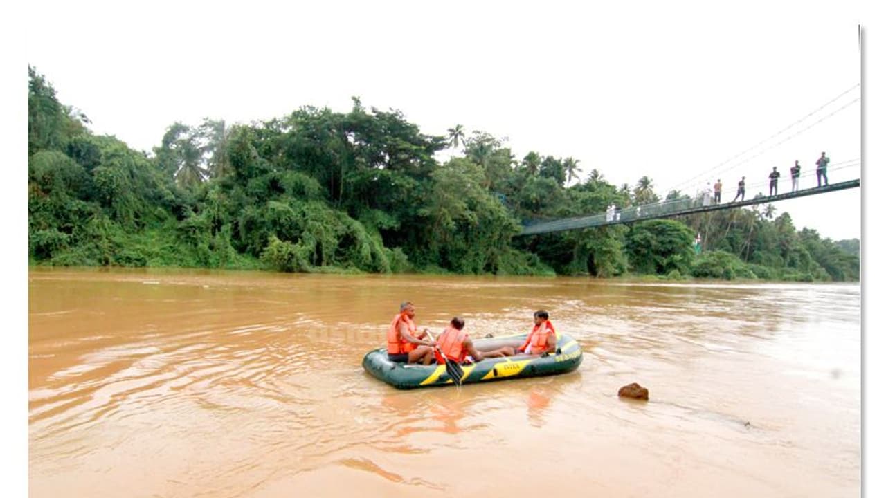 పోలవరం కాఫర్ డ్యామ్ వద్ద చిక్కుకొన్న 31 మంది మత్య్యకారులు పోలవరం కాఫర్ డ్యామ్ వద్ద చిక్కుకొన్న 31 మంది మత్య్యకారులు