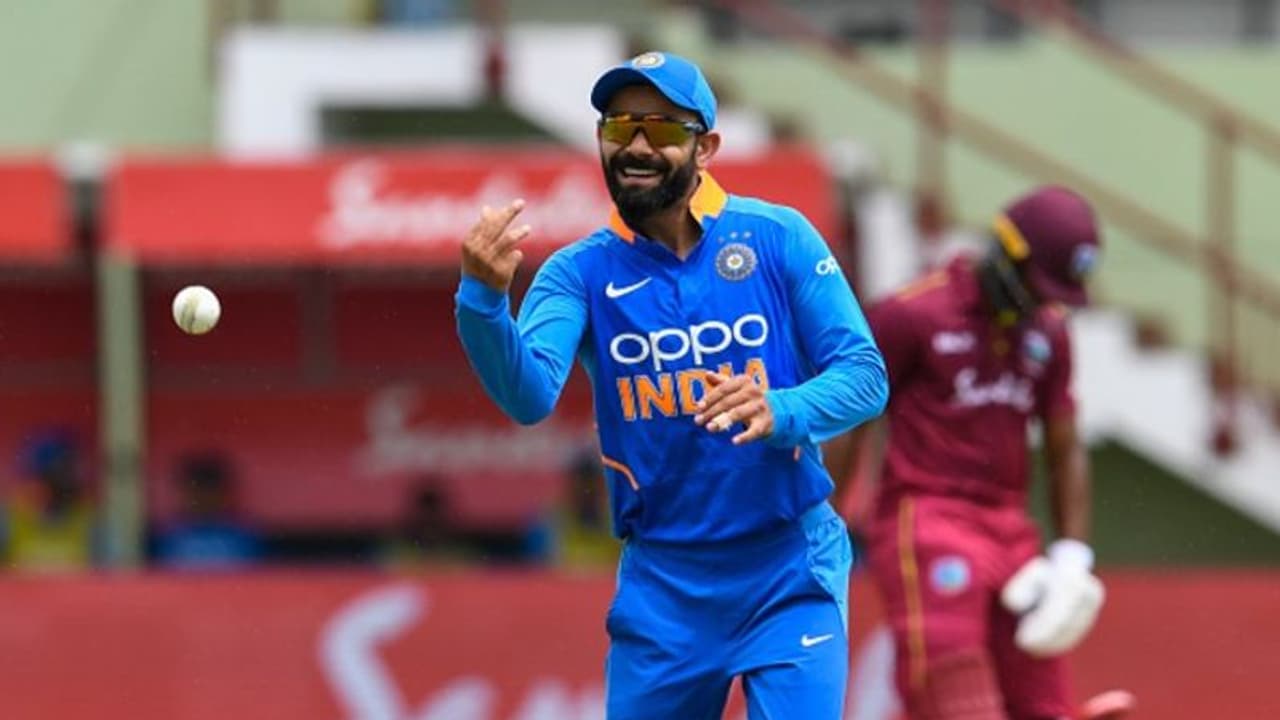 మరో రికార్డుపై కన్నేసిన కోహ్లీ.. 19 పరుగులు చేస్తే 26 ఏళ్ల రికార్డు బద్ధలే మరో రికార్డుపై కన్నేసిన కోహ్లీ.. 19 పరుగులు చేస్తే 26 ఏళ్ల రికార్డు బద్ధలే