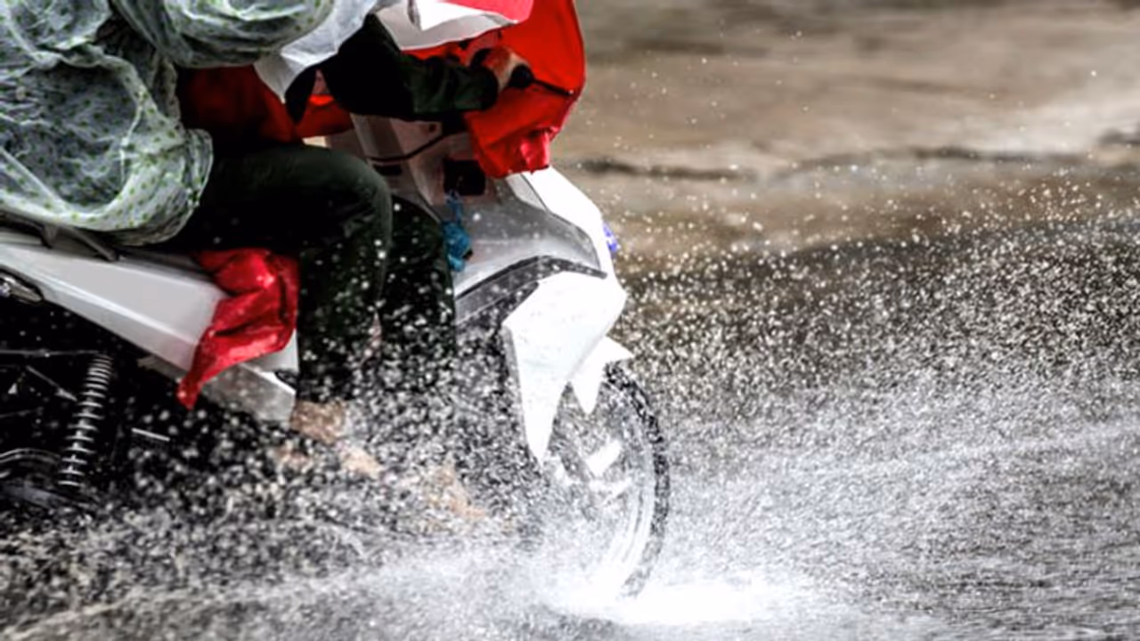 മഴക്കാലത്തെ ഇരുചക്രവാഹനയാത്ര പത്തു കല്പനകൾ മഴക്കാലത്തെ ഇരുചക്രവാഹനയാത്ര പത്തു കല്പനകൾ