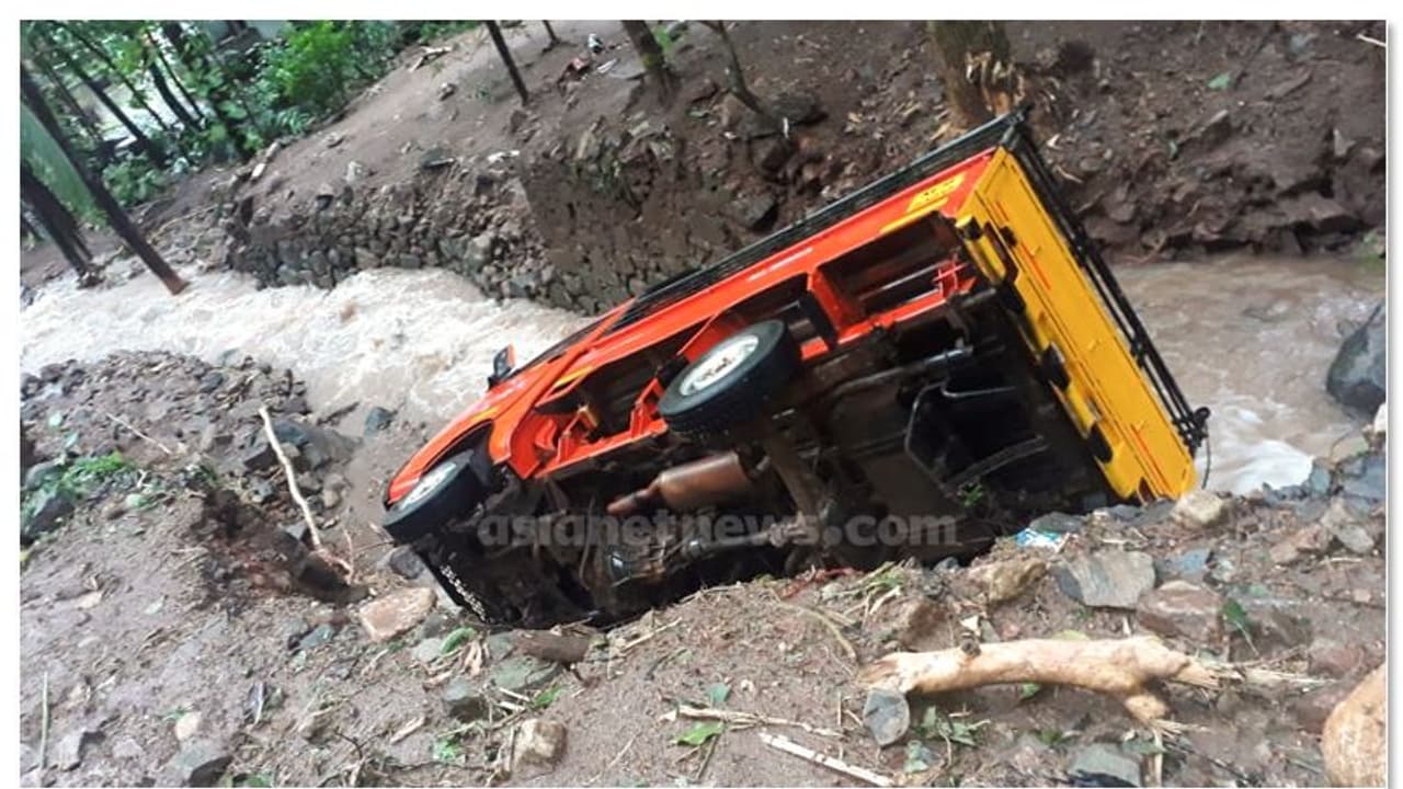 കോഴിക്കോട് ജില്ലയിലെ ഭൂവിനിയോഗം നിയന്ത്രിക്കണം, വിലങ്ങട് ദുരന്തം ശക്തമായ മഴയെ തുടര്ന്നെന്നും റിപ്പോര്ട്ട് കോഴിക്കോട് ജില്ലയിലെ ഭൂവിനിയോഗം നിയന്ത്രിക്കണം, വിലങ്ങട് ദുരന്തം ശക്തമായ മഴയെ തുടര്ന്നെന്നും റിപ്പോര്ട്ട്