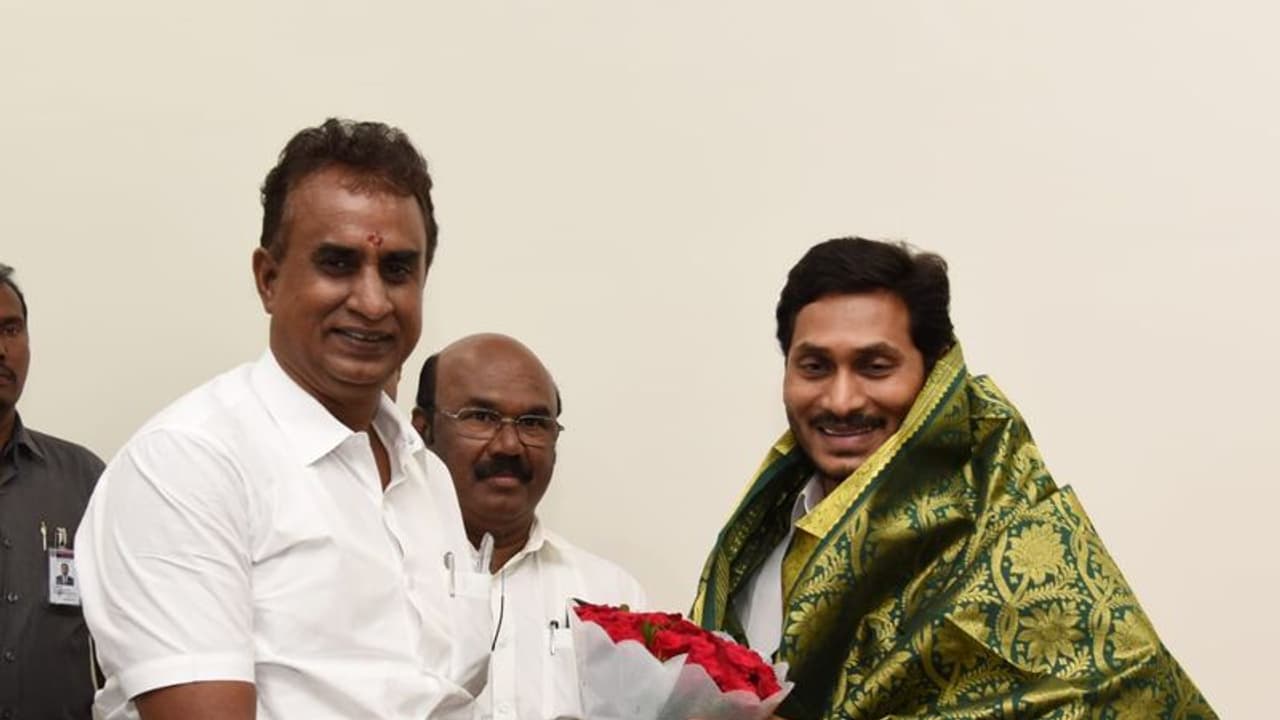 మా గొంతు తడపండి, జగన్ ని కలిసిన తమిళనాడు మంత్రులు : మానవత్వంతో స్పందించిన సీఎం మా గొంతు తడపండి, జగన్ ని కలిసిన తమిళనాడు మంత్రులు : మానవత్వంతో స్పందించిన సీఎం