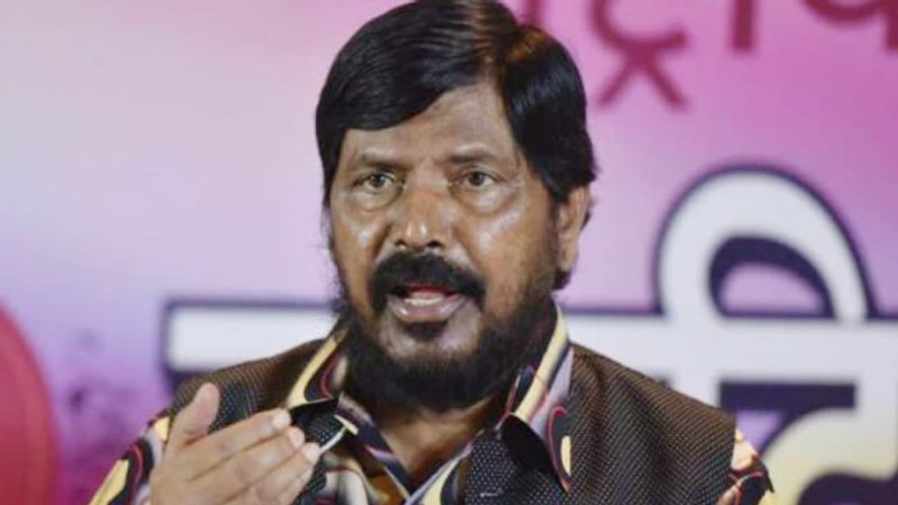 శివసేనకు బిజెపి గుణపాఠం చెప్పింది: కేంద్ర మంత్రి అథవాలే శివసేనకు బిజెపి గుణపాఠం చెప్పింది: కేంద్ర మంత్రి అథవాలే