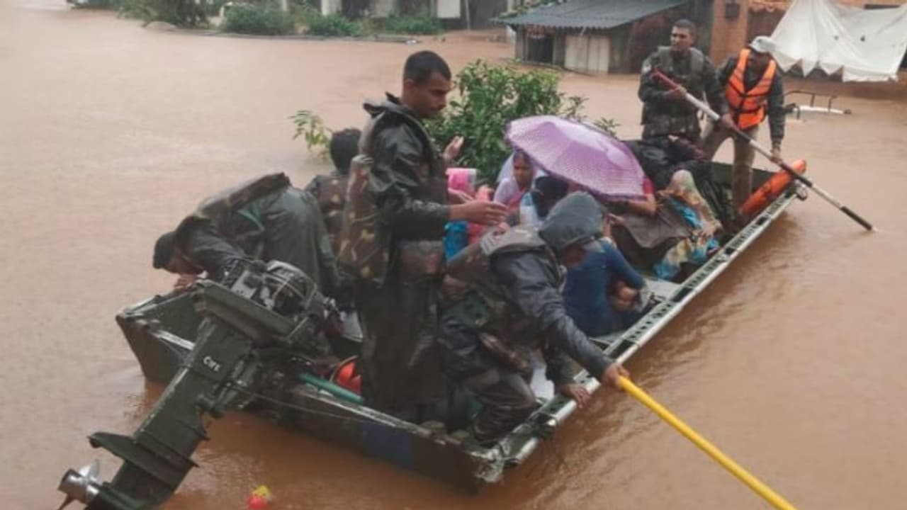 প্রবল বৃষ্টির জের, একাধিক রাজ্যে বন্যা পরিস্থিতি, উদ্ধারকাজে নামল সেনাবাহিনী প্রবল বৃষ্টির জের, একাধিক রাজ্যে বন্যা পরিস্থিতি, উদ্ধারকাজে নামল সেনাবাহিনী