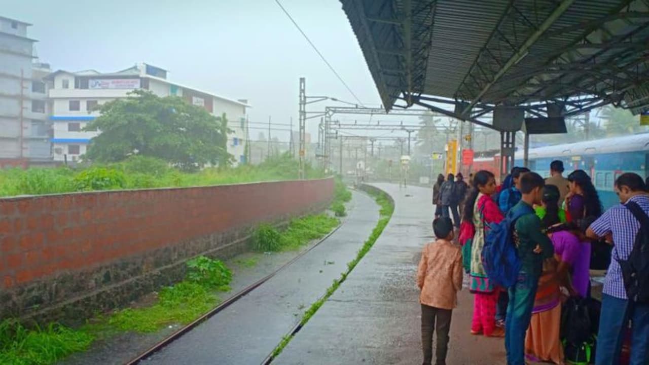 ಹಳಿಗೆ ಗುಡ್ಡಕುಸಿತ: ಕೇರಳ ಮಂಗಳೂರು ಮುಂಬಯಿ ರೈಲು ಸಂಚಾರ ವ್ಯತ್ಯಯ ಹಳಿಗೆ ಗುಡ್ಡಕುಸಿತ: ಕೇರಳ ಮಂಗಳೂರು ಮುಂಬಯಿ ರೈಲು ಸಂಚಾರ ವ್ಯತ್ಯಯ