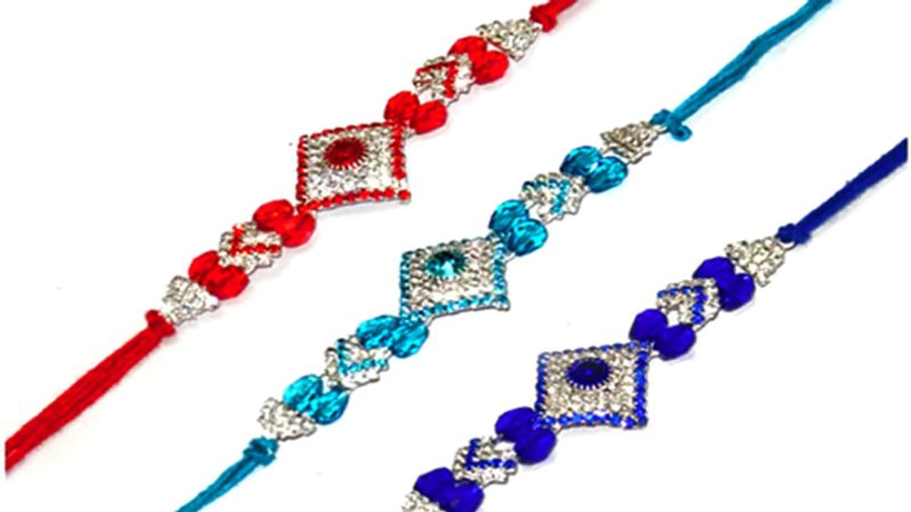 रक्षाबंधन स्पेशलः राशि अनुसार जानें भाई के लिए किस रंग की राखी होगी शुभ रक्षाबंधन स्पेशलः राशि अनुसार जानें भाई के लिए किस रंग की राखी होगी शुभ