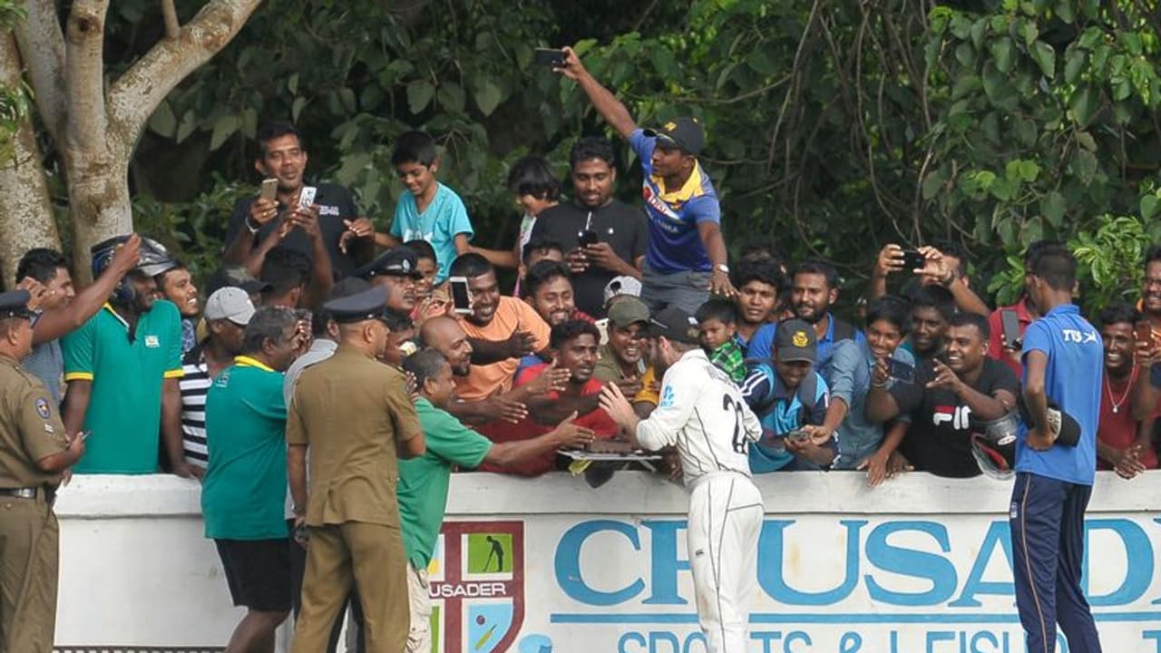 ಲಂಕಾ ಅಭಿಮಾನಿಗಳ ಹೃದಯ ಗೆದ್ದ ಕೇನ್ ವಿಲಿಯಮ್ಸನ್! ಲಂಕಾ ಅಭಿಮಾನಿಗಳ ಹೃದಯ ಗೆದ್ದ ಕೇನ್ ವಿಲಿಯಮ್ಸನ್!