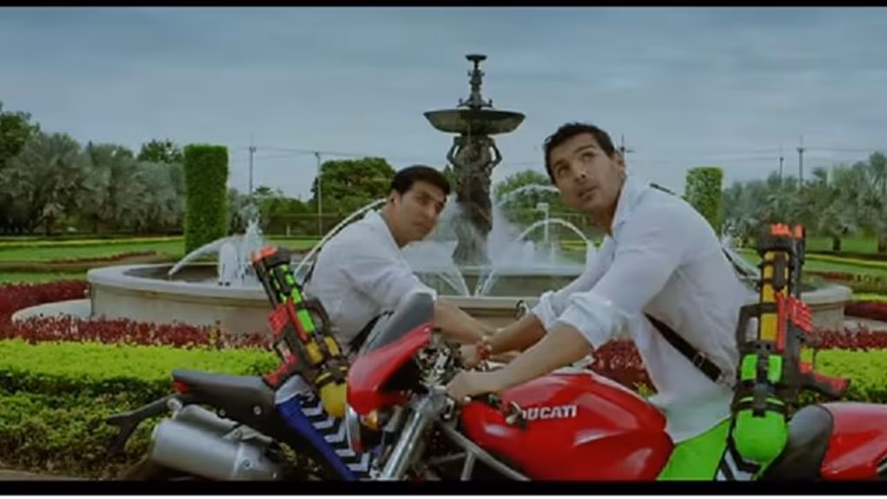 বক্স অফিসে কড়া টক্কর, তবে পর্দার পেছনে জন অক্ষয়ের সম্পর্ক কেমন! দেখুন ভিডিও বক্স অফিসে কড়া টক্কর, তবে পর্দার পেছনে জন অক্ষয়ের সম্পর্ক কেমন! দেখুন ভিডিও