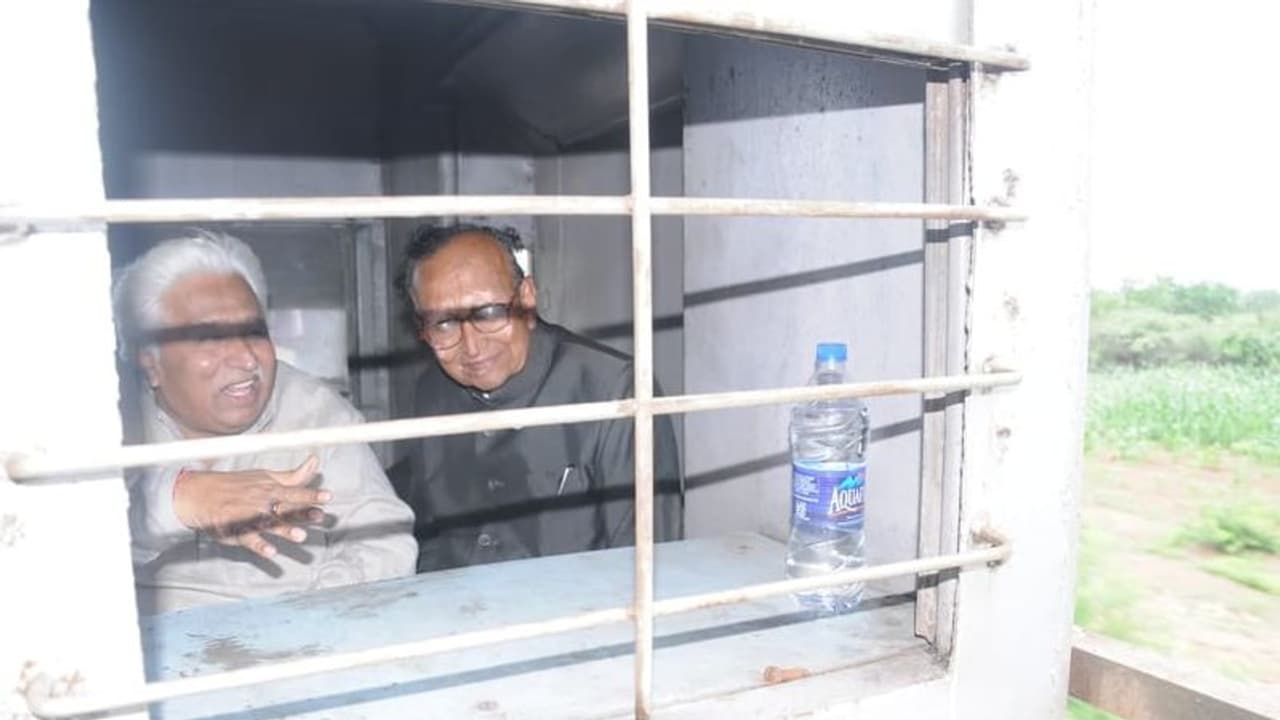 ಗದಗ: HK ಪಾಟೀಲ್ ಪ್ರವಾಹದಲ್ಲಿ ಸಿಲುಕಿಲ್ಲ, ಬದಲಿಗೆ ಆಗಿದಿಷ್ಟು.. ! ಗದಗ: HK ಪಾಟೀಲ್ ಪ್ರವಾಹದಲ್ಲಿ ಸಿಲುಕಿಲ್ಲ, ಬದಲಿಗೆ ಆಗಿದಿಷ್ಟು.. !