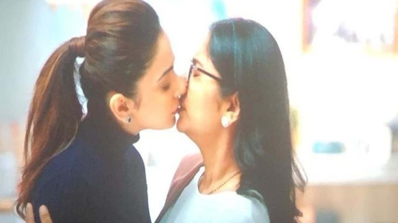 ఝాన్సి,రకుల్ లిప్ టు లిప్ కిస్ సీన్..విపరీతంగా ట్రోలింగ్ ఝాన్సి,రకుల్ లిప్ టు లిప్ కిస్ సీన్..విపరీతంగా ట్రోలింగ్