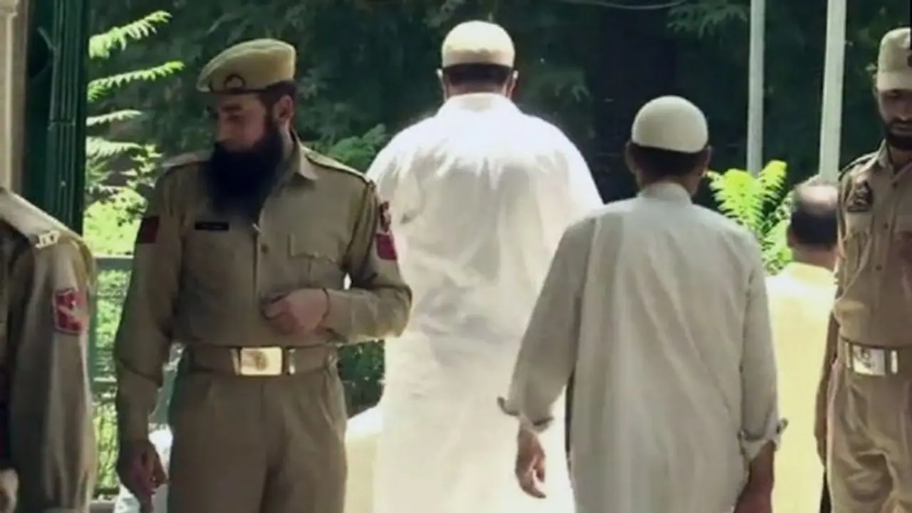 আলগা হল নিষেধ, নামাজ পড়লেন উপত্যাকার মানুষ! জম্মুতে স্কুল খুলছে শনিবার, দেখুন ভিডিও আলগা হল নিষেধ, নামাজ পড়লেন উপত্যাকার মানুষ! জম্মুতে স্কুল খুলছে শনিবার, দেখুন ভিডিও