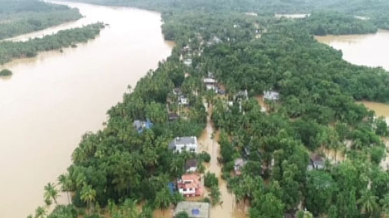 ಭಾರೀ ಮಳೆ : 2.2 ಲಕ್ಷ ಸಂತ್ರಸ್ತರ ರಕ್ಷಣೆ, 170 ರಸ್ತೆ ಸಂಪರ್ಕ ಕಡಿತ