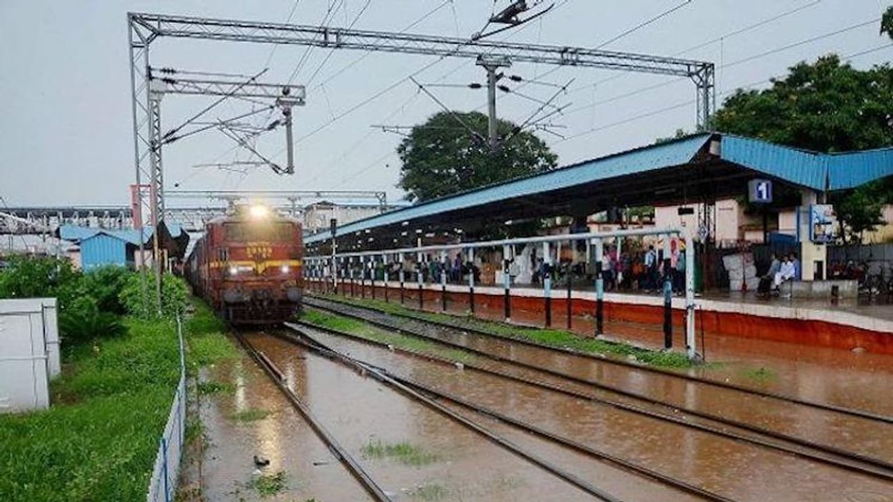 ఉత్తర భారతంలో దంచికొడుతున్న వానలు: పలు రైళ్లు రద్దు, ఐఎండీ హెచ్చరికలతో ప్రభుత్వం అలర్ట్ ఉత్తర భారతంలో దంచికొడుతున్న వానలు: పలు రైళ్లు రద్దు, ఐఎండీ హెచ్చరికలతో ప్రభుత్వం అలర్ట్