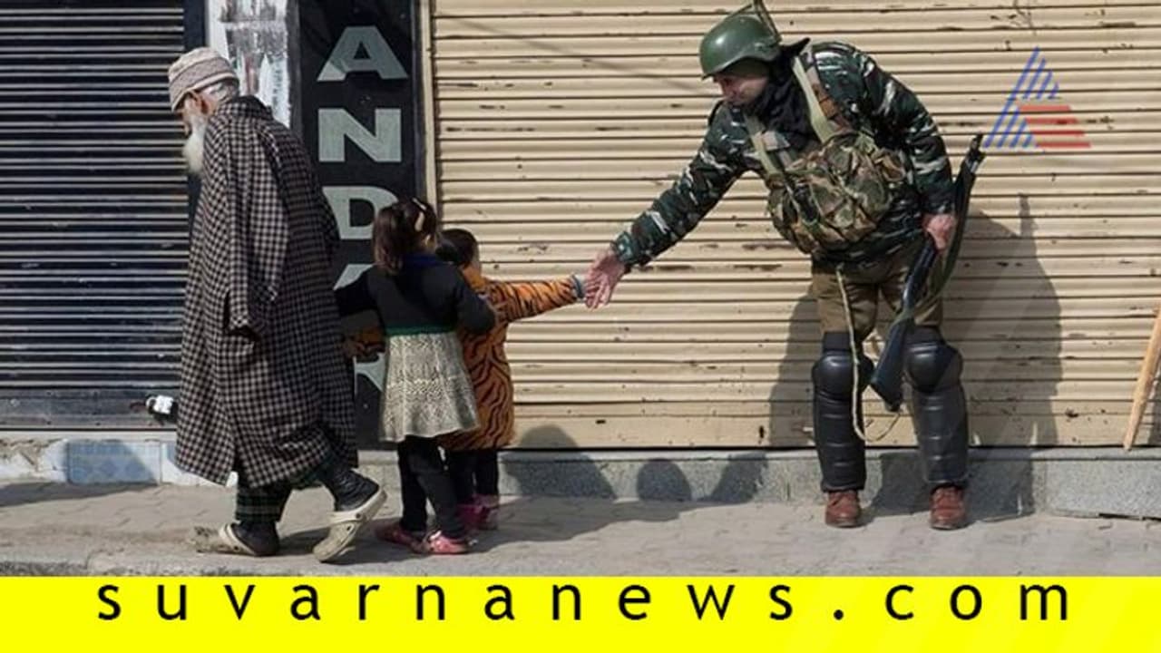 5 ದಿನದ ಬಳಿಕ ಮನೆಯಿಂದ ಹೊರಬಂದ ಕಾಶ್ಮೀರಿಗಳು 5 ದಿನದ ಬಳಿಕ ಮನೆಯಿಂದ ಹೊರಬಂದ ಕಾಶ್ಮೀರಿಗಳು