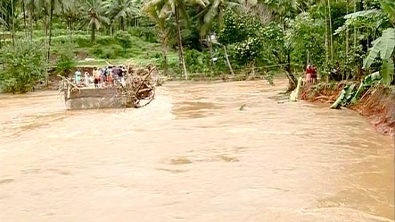 അട്ടപ്പാടിയില് കുട്ടികള് അടക്കം കുടുങ്ങി കിടക്കുന്നു; ഗർഭിണിയെ വനത്തിലൂടെ പുറത്തെത്തിച്ചു അട്ടപ്പാടിയില് കുട്ടികള് അടക്കം കുടുങ്ങി കിടക്കുന്നു; ഗർഭിണിയെ വനത്തിലൂടെ പുറത്തെത്തിച്ചു