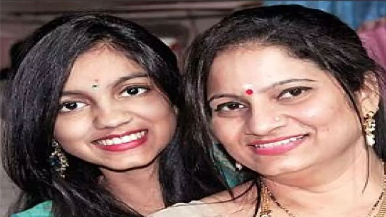 కూతురిని చంపేసి.. సూసైడ్ చేసుకున్న సీరియల్ నటి! కూతురిని చంపేసి.. సూసైడ్ చేసుకున్న సీరియల్ నటి!