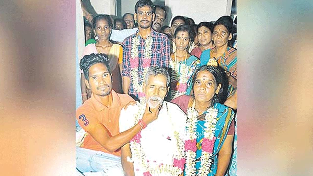 தந்தையின் சடலத்திற்கு முன் திருமணம் செய்து கொண்ட மகன்... நெகிழ்ச்சி சம்பவம்..! தந்தையின் சடலத்திற்கு முன் திருமணம் செய்து கொண்ட மகன்... நெகிழ்ச்சி சம்பவம்..!