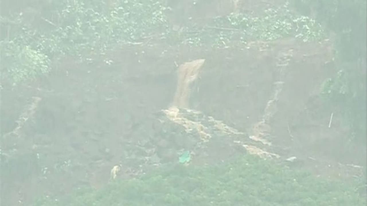 കനത്ത മഴ; മലപ്പുറത്ത് മണ്ണിടിഞ്ഞ് വീണ് കാണാതായവര്ക്ക് വേണ്ടിയുള്ള തെരച്ചിൽ നിര്ത്തി കനത്ത മഴ; മലപ്പുറത്ത് മണ്ണിടിഞ്ഞ് വീണ് കാണാതായവര്ക്ക് വേണ്ടിയുള്ള തെരച്ചിൽ നിര്ത്തി