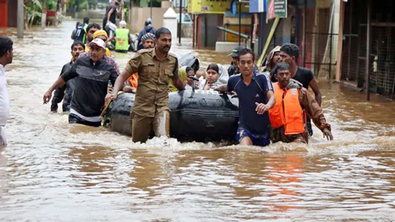 बाढ़ और बारिश से 3 राज्यों में तबाही, लगभग 100 लोगों की मौत
