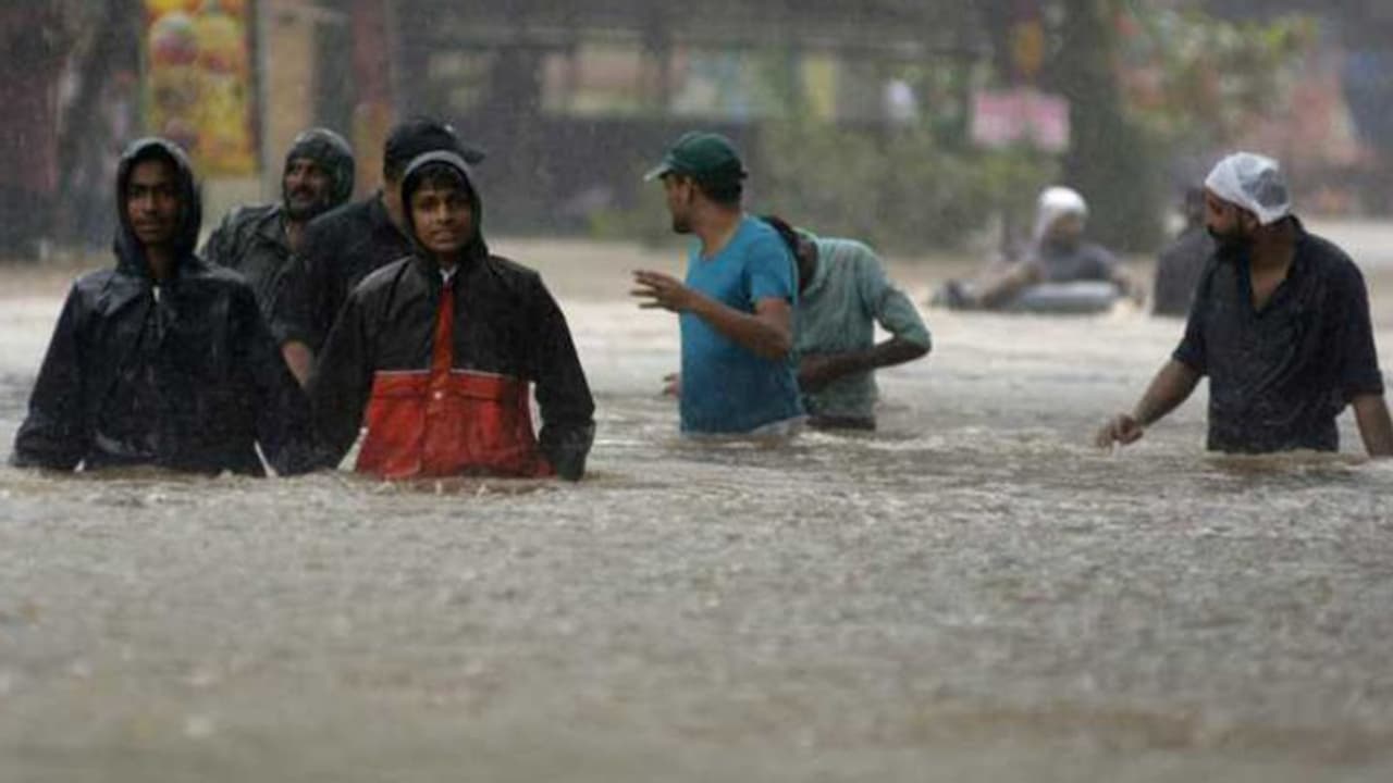 ಉಕ್ಕಿದ ತುಂಗಾಭದ್ರಾ: ಪರಿಹಾರ ಕೇಂದ್ರಕ್ಕೂ ನುಗ್ಗಿತು ನೀರು ಉಕ್ಕಿದ ತುಂಗಾಭದ್ರಾ: ಪರಿಹಾರ ಕೇಂದ್ರಕ್ಕೂ ನುಗ್ಗಿತು ನೀರು