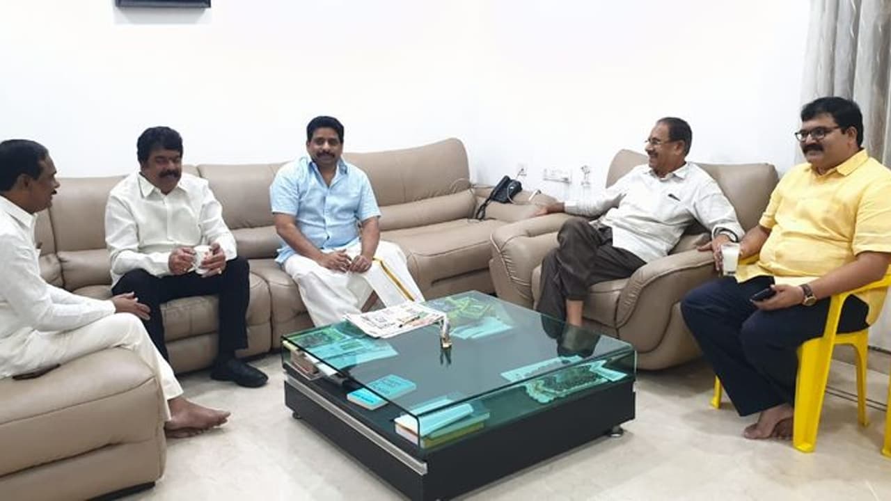 బుజ్జగింపులు: చంద్రబాబు దూతగా బొండా ఉమతో బుద్ధా వెంకన్న భేటీ బుజ్జగింపులు: చంద్రబాబు దూతగా బొండా ఉమతో బుద్ధా వెంకన్న భేటీ