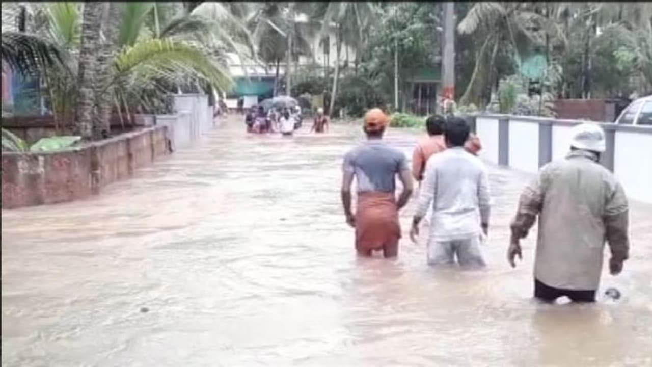 ಮಳೆ ಸಂಕಷ್ಟ: ಸಂಸದರಿಂದ 1 ಕೋಟಿ ನೆರವು ಮಳೆ ಸಂಕಷ್ಟ: ಸಂಸದರಿಂದ 1 ಕೋಟಿ ನೆರವು