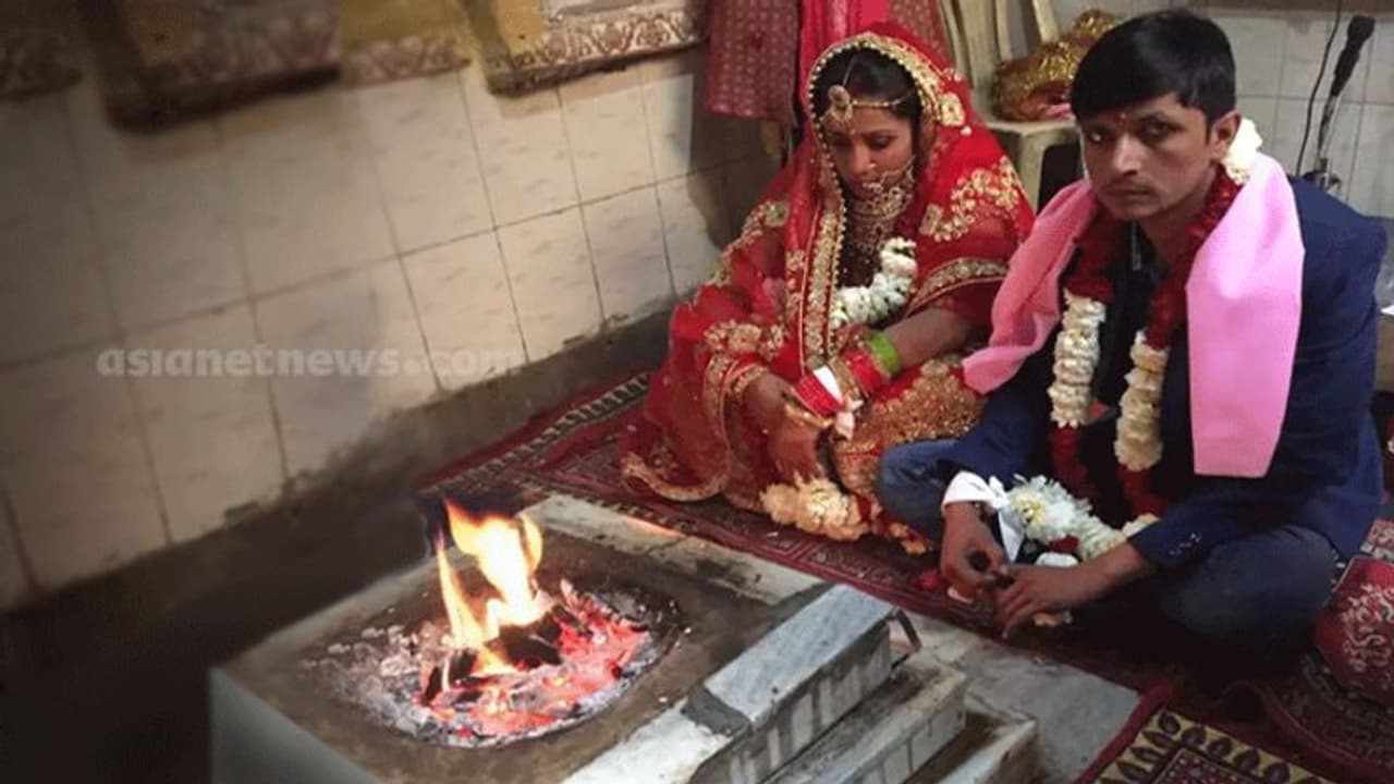 അധോലോകത്തിന്റെ 'ഷാർപ്പ് ഷൂട്ടറെ' പ്രണയിച്ച് വിവാഹം കഴിച്ച് ലേഡി കോൺസ്റ്റബിള്; നടപടിയെടുക്കുമെന്ന് എസ് പി അധോലോകത്തിന്റെ 'ഷാർപ്പ് ഷൂട്ടറെ' പ്രണയിച്ച് വിവാഹം കഴിച്ച് ലേഡി കോൺസ്റ്റബിള്; നടപടിയെടുക്കുമെന്ന് എസ് പി