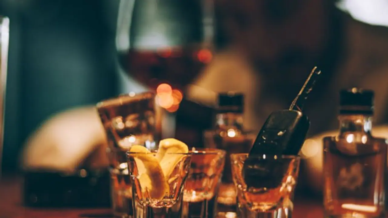 మద్యం డోర్ డెలివరీ... మంత్రి షాకింగ్ ప్రకటన మద్యం డోర్ డెలివరీ... మంత్రి షాకింగ్ ప్రకటన