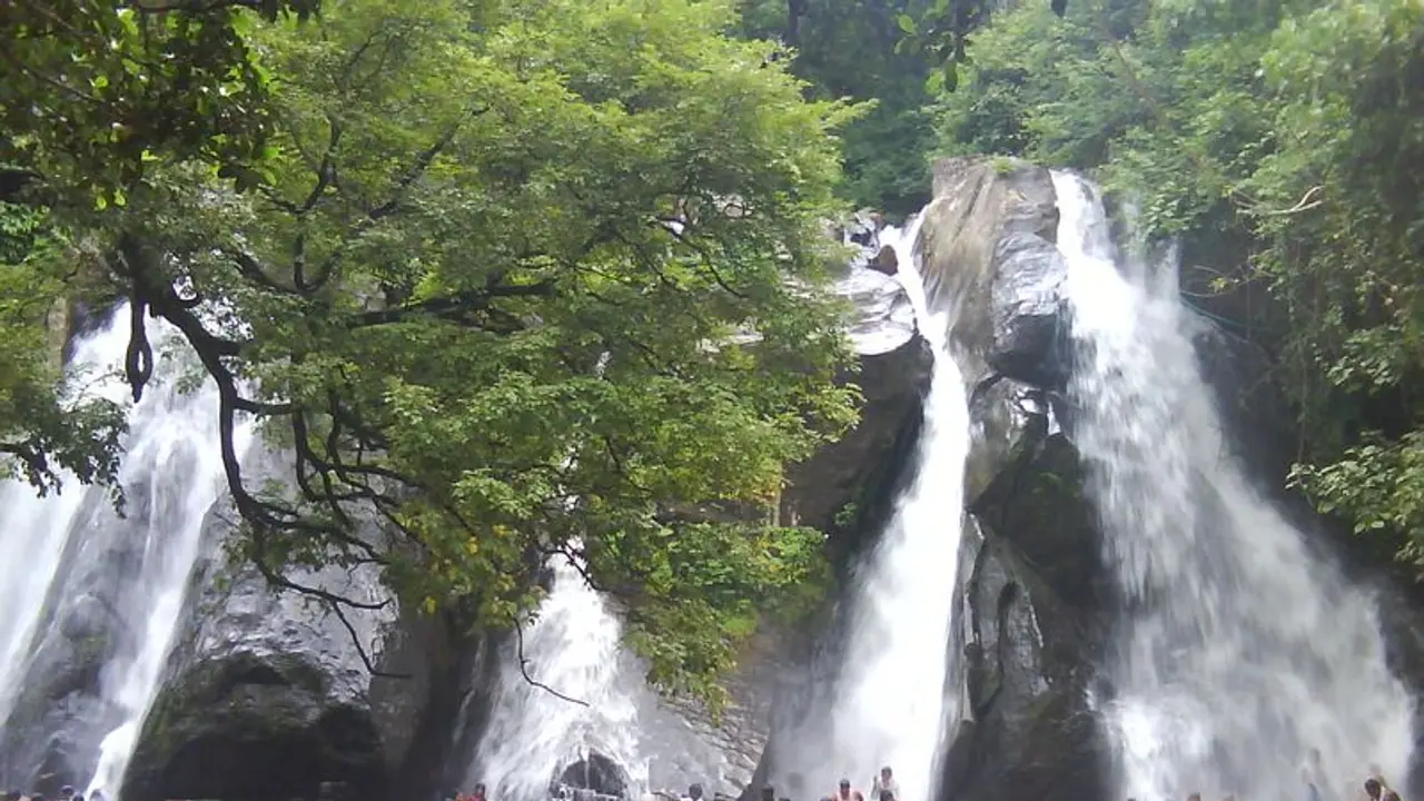 குற்றாலத்தில் சுற்றுலாப் பயணிகளுக்கான தடை எப்போது நீங்கும்? வியாபாரிகளிடம் மாவட்ட நிர்வாகம் திட்டவட்டம்