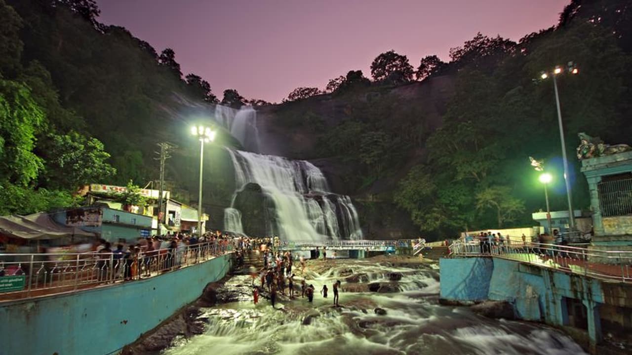 தாமதமானாலும் களைகட்டியது சீசன் ! குற்றாலத்தில் குதூகலிக்கும் சுற்றுலாப்பயணிகள் !! தாமதமானாலும் களைகட்டியது சீசன் ! குற்றாலத்தில் குதூகலிக்கும் சுற்றுலாப்பயணிகள் !!