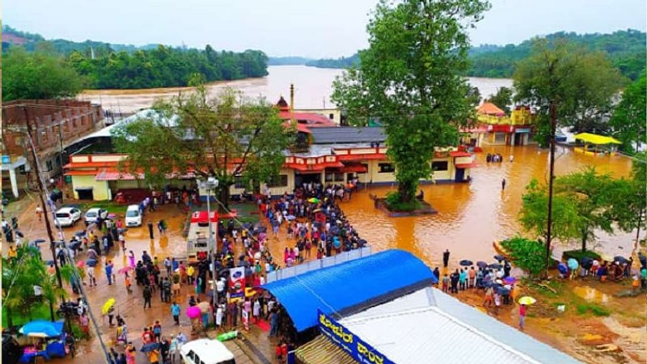 ಸಂಗಮವಾಯ್ತು ನೇತ್ರಾವತಿ ಕುಮಾರಧಾರ, ಕಣ್ತುಂಬಿಕೊಳ್ಳಲು ಸೇರಿದ ಜನ ಸಾಗರ