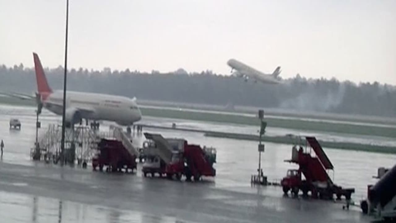 দেরিতে দিল্লির বিমান, অ্যাপ্রোন এরিয়ায় জল, ভোগান্তি যাত্রীদের দেরিতে দিল্লির বিমান, অ্যাপ্রোন এরিয়ায় জল, ভোগান্তি যাত্রীদের