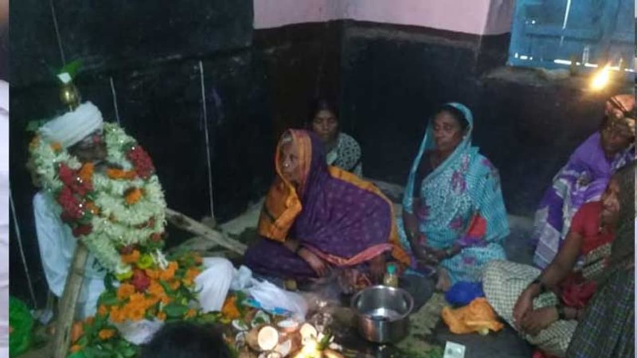 ಹಾವೇರಿ ಪರಿಹಾರ ಕೇಂದ್ರದಲ್ಲೇ ಮೃತಪಟ್ಟ ವೃದ್ಧ ಹಾವೇರಿ ಪರಿಹಾರ ಕೇಂದ್ರದಲ್ಲೇ ಮೃತಪಟ್ಟ ವೃದ್ಧ