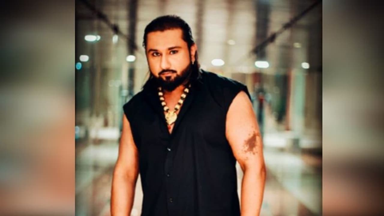 ফের অশ্লীল শব্দ ব্যবহার! বড় আইনি জটে হানি সিং, জারি গ্রেফতারি পরোয়ানা ফের অশ্লীল শব্দ ব্যবহার! বড় আইনি জটে হানি সিং, জারি গ্রেফতারি পরোয়ানা