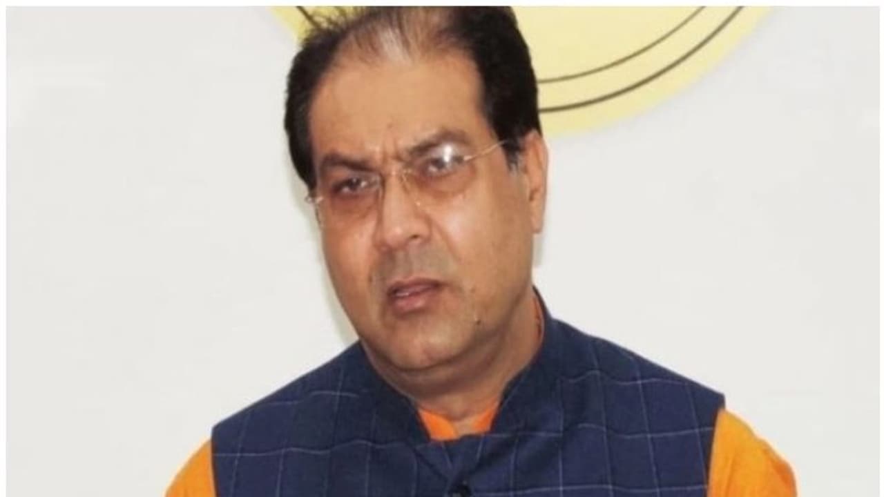 'മുസ്ലിംകള് കാവി വസ്ത്രങ്ങള് ധരിക്കണം, അത് അല്ലാഹുവിന്റെ സമ്മാനം'; മുഹസിന് റാസ 'മുസ്ലിംകള് കാവി വസ്ത്രങ്ങള് ധരിക്കണം, അത് അല്ലാഹുവിന്റെ സമ്മാനം'; മുഹസിന് റാസ