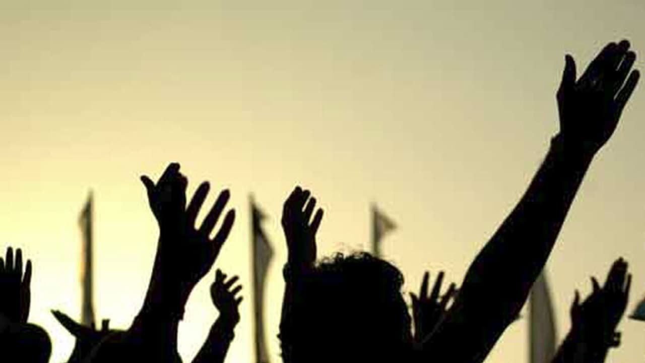 இடித்து தரைமட்டமாக்கப்பட்ட 120 ஆண்டு கால பழமையான கோவில்.. இந்து அமைப்பினர் கொந்தளிப்பு!!