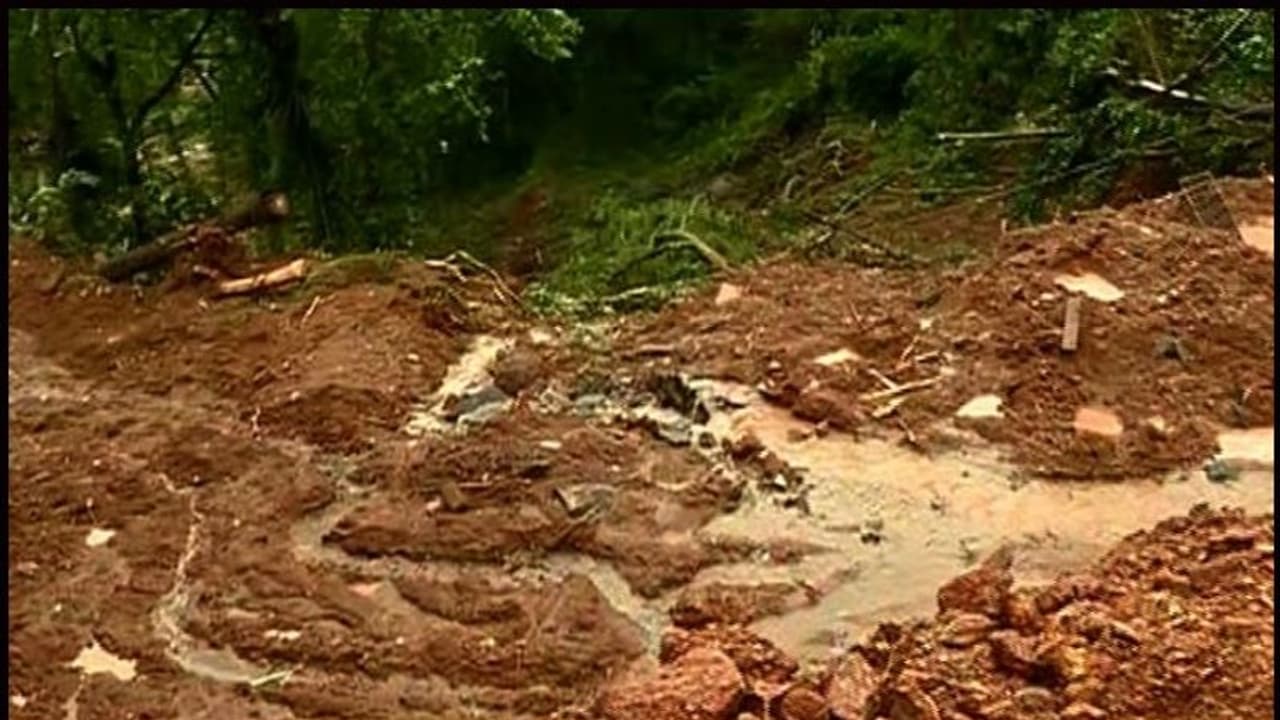 കോട്ടക്കുന്നിൽ വീടിന് മുകളിലേക്ക് മണ്ണിടിഞ്ഞ് വീണ് കാണാതായവരെ ഇനിയും കണ്ടത്താനായില്ല