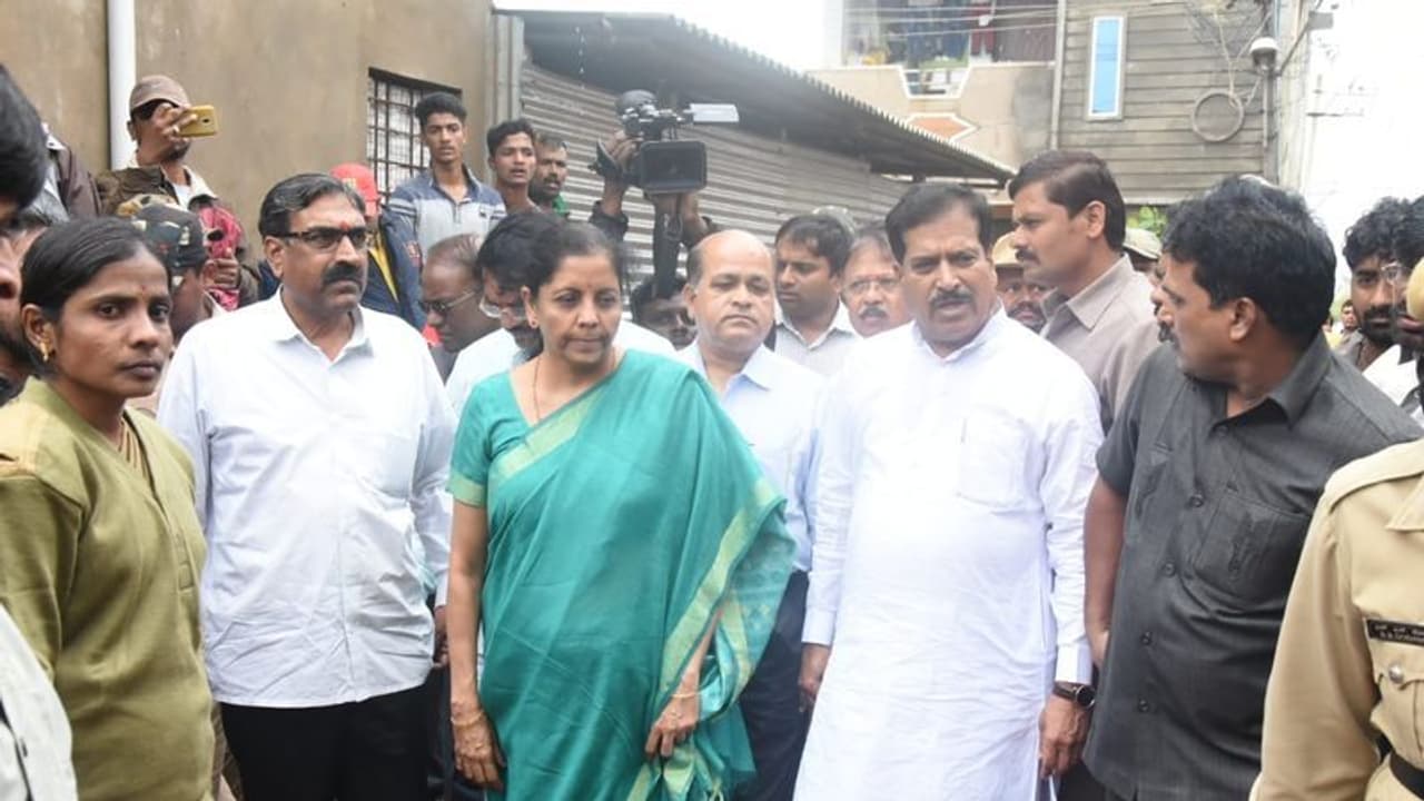 ಕರ್ನಾಟಕ ಪ್ರವಾಹ : ಸಂತ್ರಸ್ತ ಕುಟುಂಬಕ್ಕೆ ತುರ್ತು ಹಣ ಕರ್ನಾಟಕ ಪ್ರವಾಹ : ಸಂತ್ರಸ್ತ ಕುಟುಂಬಕ್ಕೆ ತುರ್ತು ಹಣ