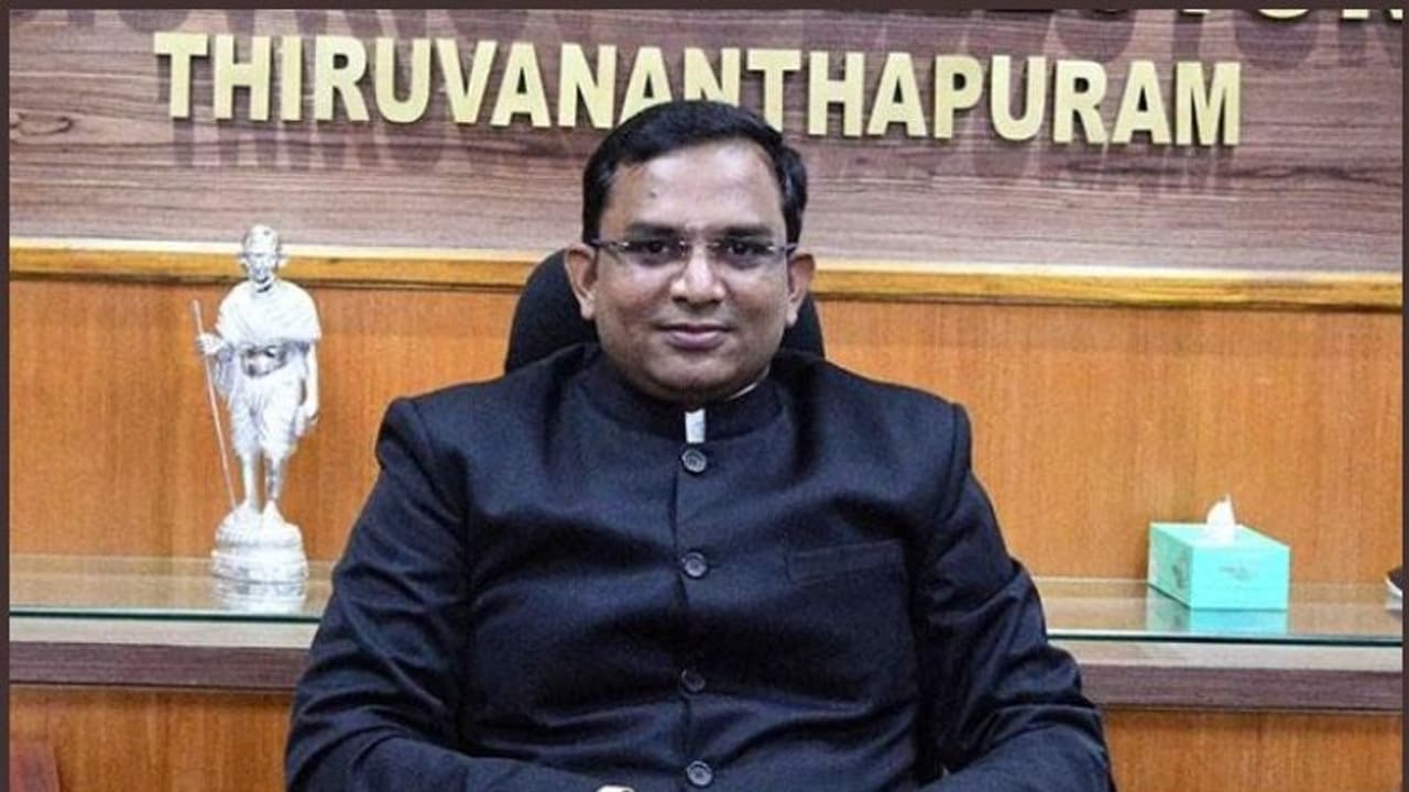 സോഷ്യല് മീഡിയയില് രോഷം ഇരമ്പി; ഫേസ്ബുക്ക് പോസ്റ്റിട്ട് തടി രക്ഷിക്കാന് തിരുവനന്തപുരം കളക്ടര് സോഷ്യല് മീഡിയയില് രോഷം ഇരമ്പി; ഫേസ്ബുക്ക് പോസ്റ്റിട്ട് തടി രക്ഷിക്കാന് തിരുവനന്തപുരം കളക്ടര്