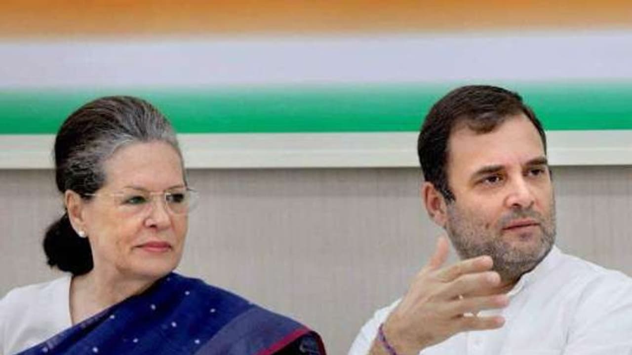 సోనియాకే కాంగ్రెస్ పగ్గాలు: సీడబ్ల్యూసీ కీలక నిర్ణయం సోనియాకే కాంగ్రెస్ పగ్గాలు: సీడబ్ల్యూసీ కీలక నిర్ణయం