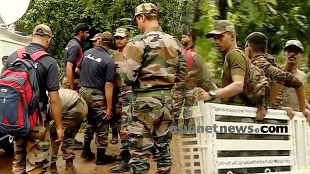 കവളപ്പാറ ഉരുൾപൊട്ടൽ: രക്ഷാപ്രവര്ത്തനത്തിന് സൈന്യം എത്തി, കണ്ടെത്താനുള്ളത് 54 പേരെ കവളപ്പാറ ഉരുൾപൊട്ടൽ: രക്ഷാപ്രവര്ത്തനത്തിന് സൈന്യം എത്തി, കണ്ടെത്താനുള്ളത് 54 പേരെ