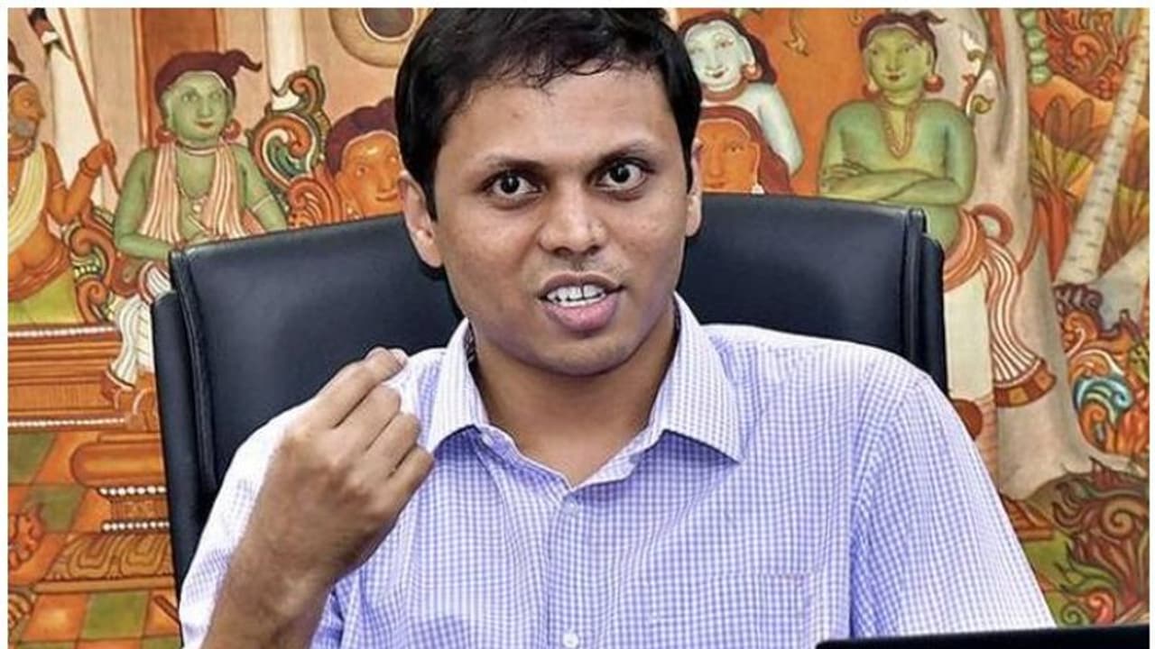 വാഹനങ്ങൾ വിട്ടു നൽകിയില്ല; ഓഫീസ് മേധാവികൾക്കെതിരെ നടപടിക്കൊരുങ്ങി കോഴിക്കോട് കലക്ടര് വാഹനങ്ങൾ വിട്ടു നൽകിയില്ല; ഓഫീസ് മേധാവികൾക്കെതിരെ നടപടിക്കൊരുങ്ങി കോഴിക്കോട് കലക്ടര്