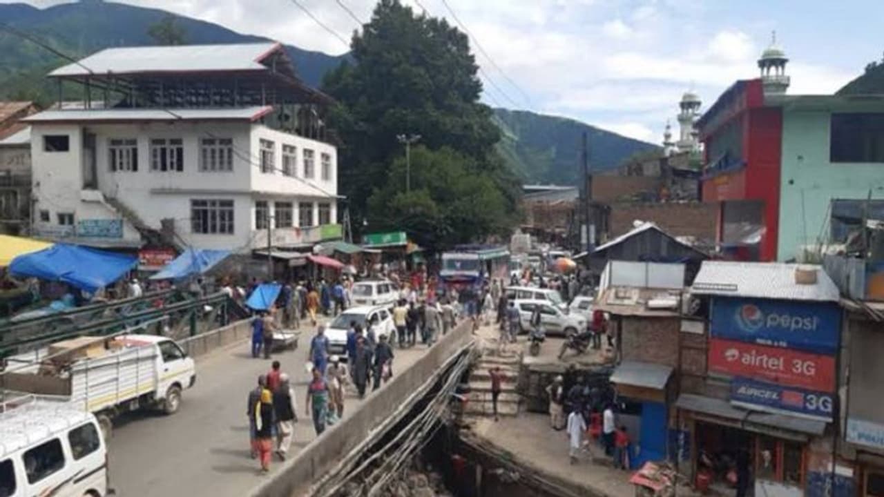 ಜಮ್ಮು ಕಾಶ್ಮೀರ ಶಾಂತಿಯುತ: ಭಾರೀ ಪ್ರತಿಭಟನೆ ವರದಿ ತಳ್ಳಿಹಾಕಿದ ಕೇಂದ್ರ! ಜಮ್ಮು ಕಾಶ್ಮೀರ ಶಾಂತಿಯುತ: ಭಾರೀ ಪ್ರತಿಭಟನೆ ವರದಿ ತಳ್ಳಿಹಾಕಿದ ಕೇಂದ್ರ!