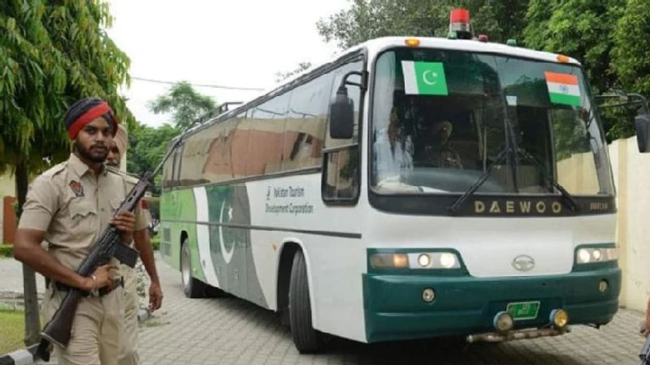 ಹತಾಶ ಪಾಕ್ನಿಂದ ಬಸ್ ಸೇವೆಗೂ ಕೊಕ್! ಹತಾಶ ಪಾಕ್ನಿಂದ ಬಸ್ ಸೇವೆಗೂ ಕೊಕ್!