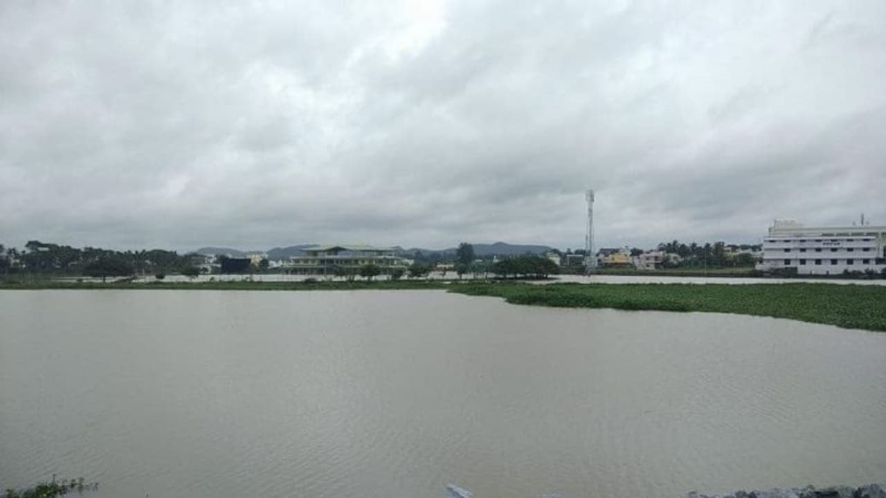 ಶಿವಮೊಗ್ಗ: ನವುಲೆ ಕ್ರೀಡಾಂಗಣ ಸಂಪೂರ್ಣ ಜಲಾವೃತ ಶಿವಮೊಗ್ಗ: ನವುಲೆ ಕ್ರೀಡಾಂಗಣ ಸಂಪೂರ್ಣ ಜಲಾವೃತ