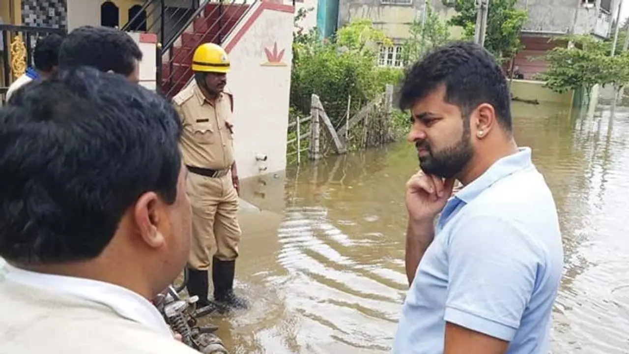 ಹಾಸನ: ನೆರೆ ಪ್ರದೇಶಕ್ಕೆ ಪ್ರಜ್ವಲ್ ಭೇಟಿ ಹಾಸನ: ನೆರೆ ಪ್ರದೇಶಕ್ಕೆ ಪ್ರಜ್ವಲ್ ಭೇಟಿ