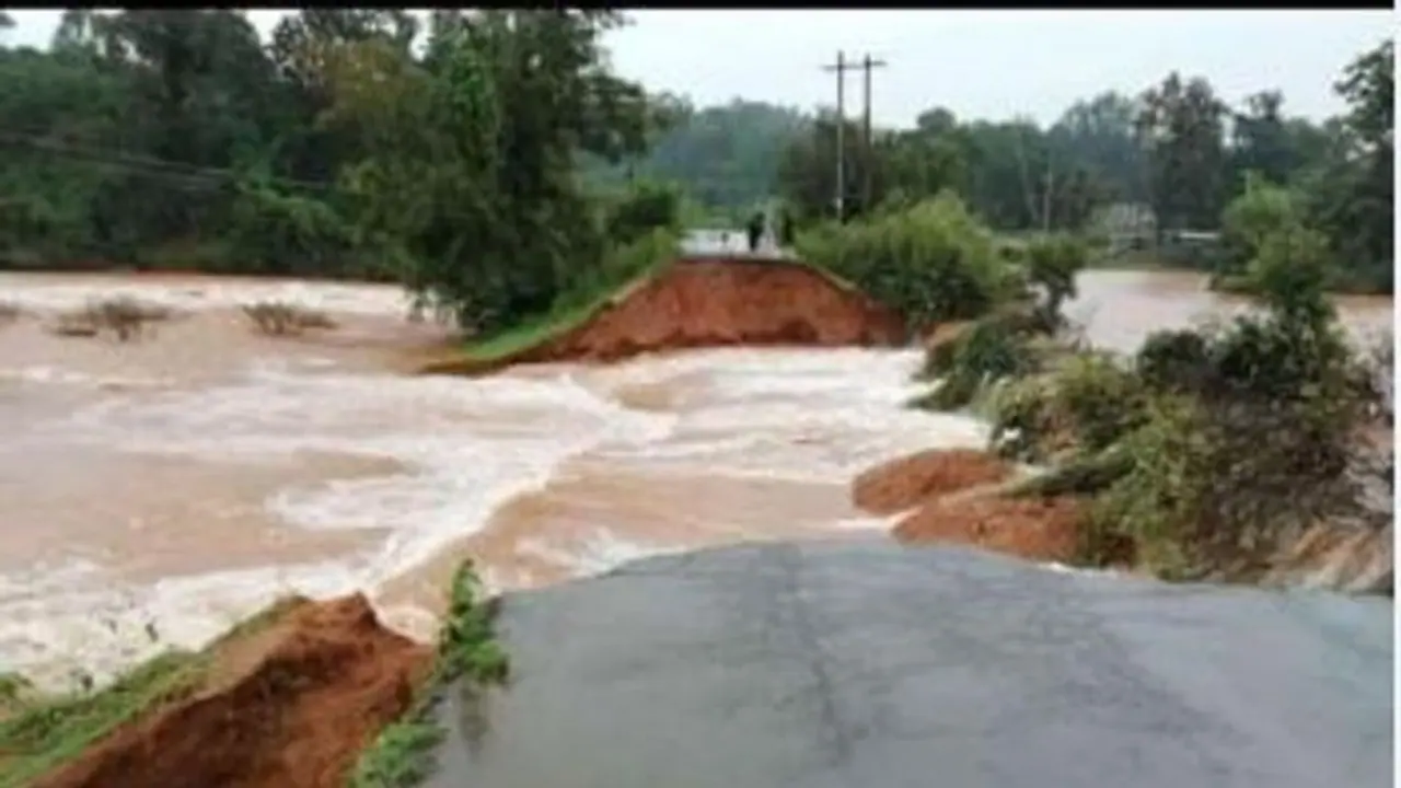 ಮಳೆ ಅಬ್ಬರಕ್ಕೆ ಸೇತುವೆಯೇ ಕೊಚ್ಚಿಕೊಂಡು ಹೋಯಿತು! ಮಳೆ ಅಬ್ಬರಕ್ಕೆ ಸೇತುವೆಯೇ ಕೊಚ್ಚಿಕೊಂಡು ಹೋಯಿತು!