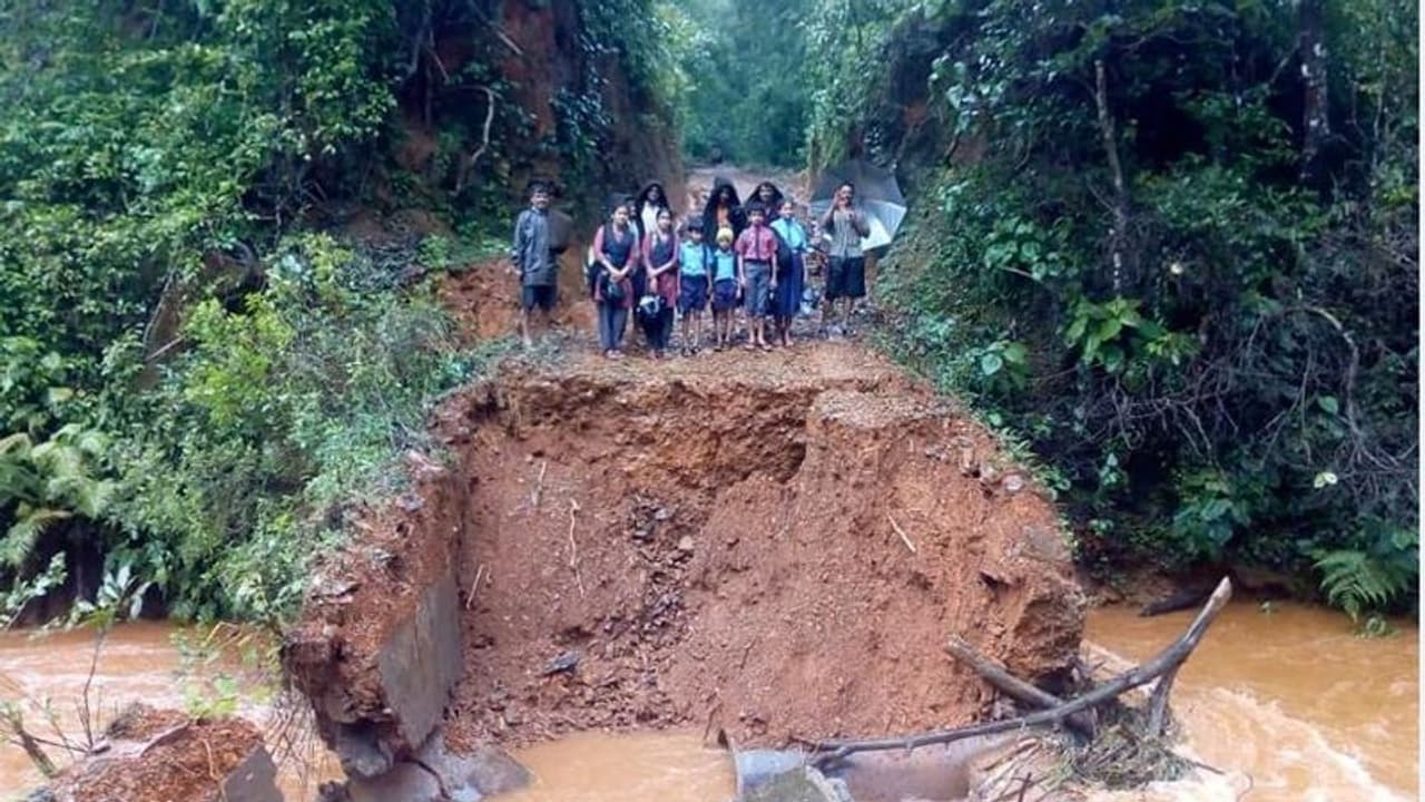 ಕಣ್ಣೀರಿನಲ್ಲಿ ಕೈತೊಳೆಯುತ್ತಿವೆ ತಲಕಳಲೆ ಹಿನ್ನೀರಿನ ಹಳ್ಳಿಗಳು ಕಣ್ಣೀರಿನಲ್ಲಿ ಕೈತೊಳೆಯುತ್ತಿವೆ ತಲಕಳಲೆ ಹಿನ್ನೀರಿನ ಹಳ್ಳಿಗಳು