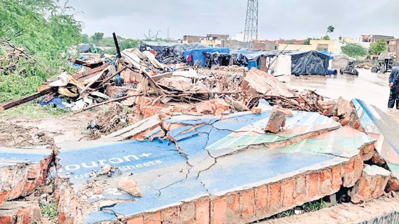 झोपड़ीनुमा घर बनाकर रह रहे थे लोग, सैलाब का कोहराम, जान से हाथ धो बैठे इतने लोग झोपड़ीनुमा घर बनाकर रह रहे थे लोग, सैलाब का कोहराम, जान से हाथ धो बैठे इतने लोग