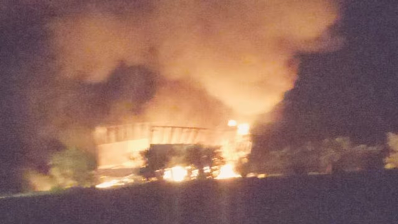 हाइवे पर चल रहा था ट्रक अचानक आई गाय, जानें आगे क्या हुआ हाइवे पर चल रहा था ट्रक अचानक आई गाय, जानें आगे क्या हुआ